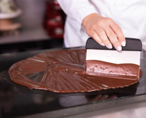 Une personne travaille le chocolat