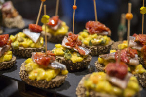 cette photo montre des tapas dans un bar à tapas à genève