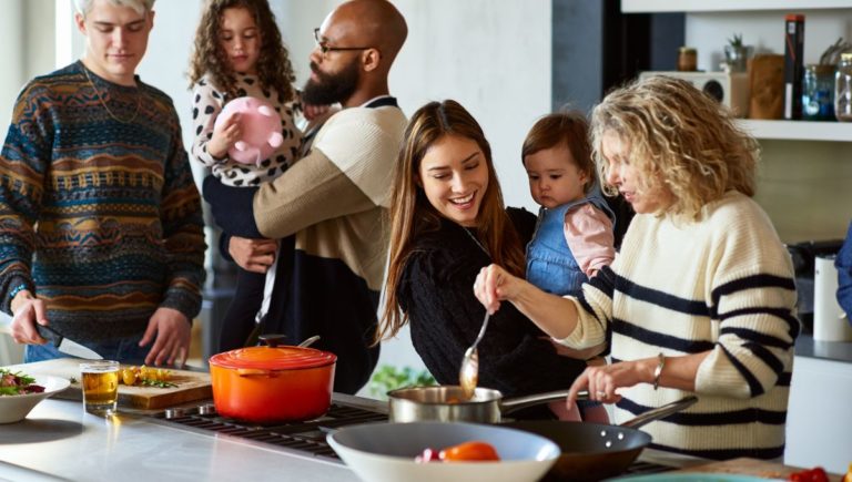 une famille cuisine ensemble dans la bonne humeur