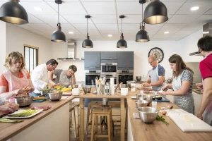 Cette image montrent des personnes qui font des battles de cuisine