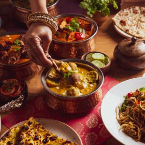 Main de femme mangeant de la cuisine indienne