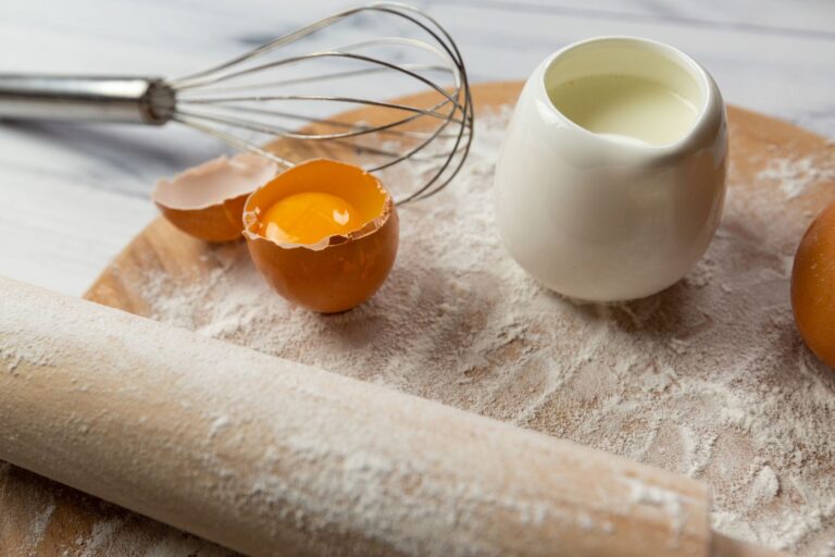 Ingrédients pour adapter une recette classique sans lactose : laits végétaux, margarine et crème de coco
