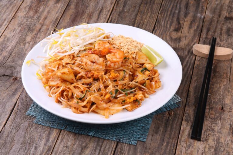 Plat de cuisine thaïlandaise coloré avec herbes fraîches et épices