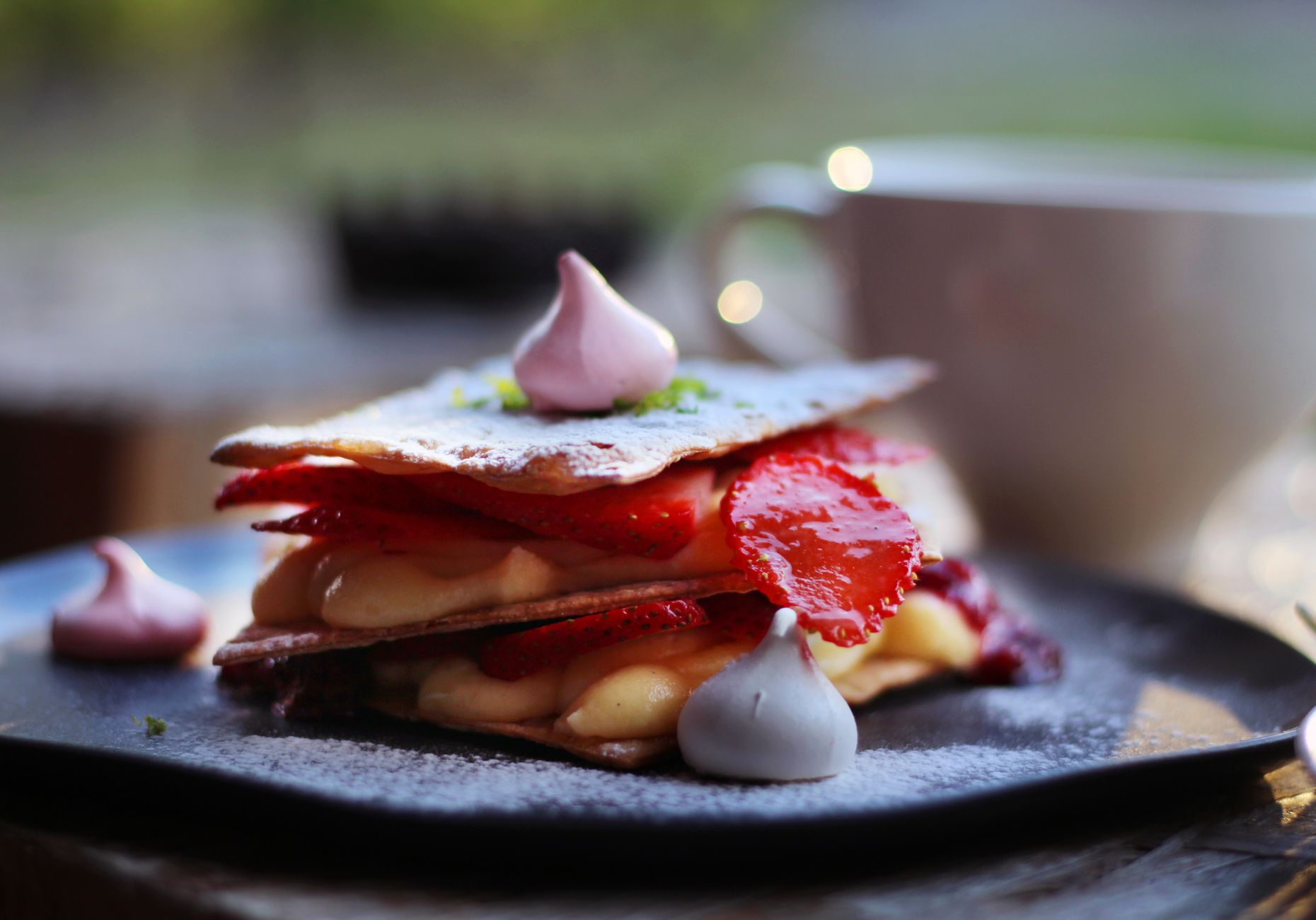 Millefeuille français avec feuilletage doré et crème pâtissière