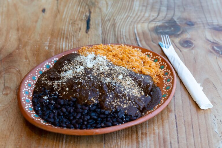 Préparation traditionnelle d'un mole mexicain avec épices et piments séchés