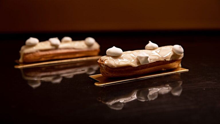 Assortiment de choux et éclairs aux garnitures et glaçages créatifs