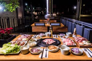 Table de barbecue coréen avec banchan et kimchi colorés