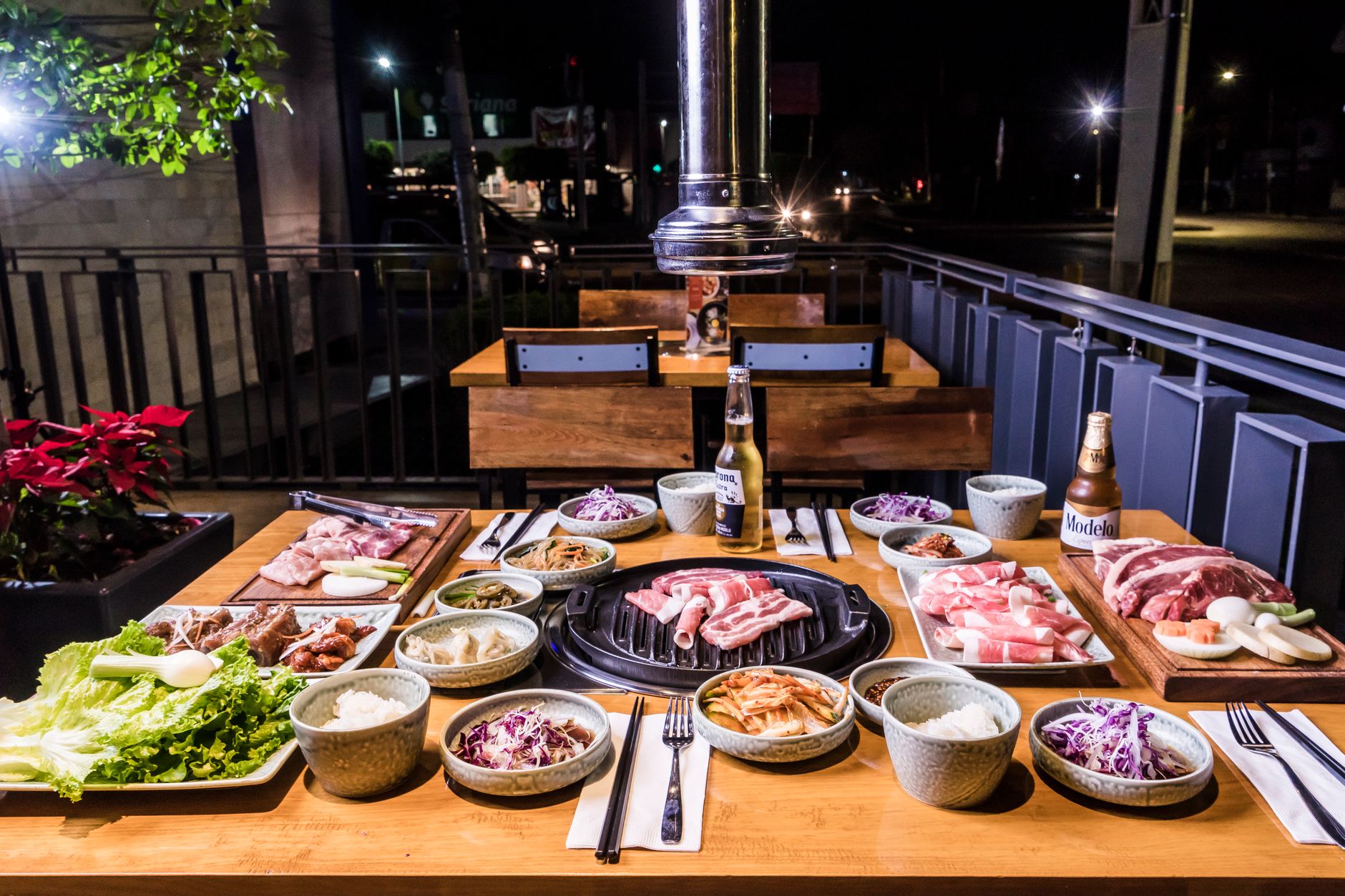 Table de barbecue coréen avec banchan et kimchi colorés