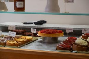 Tarte aux fruits de saison avec des fruits frais disposés élégamment sur une crème pâtissière