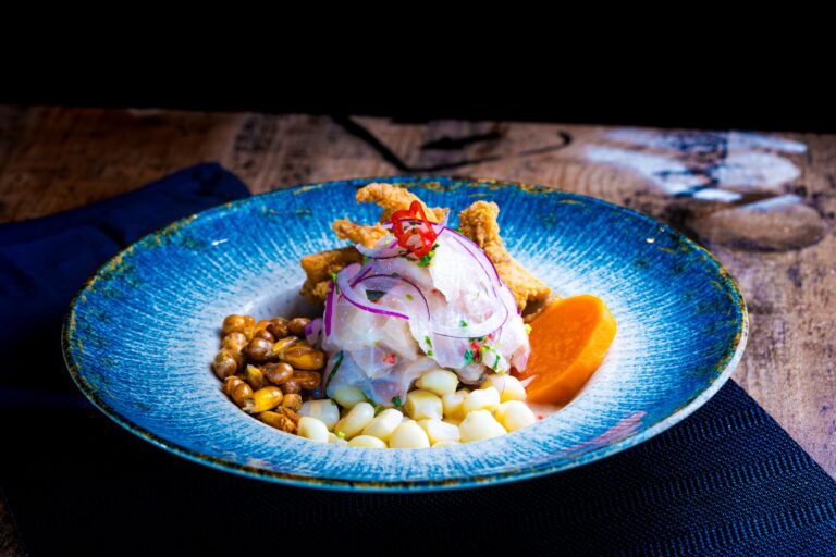 Ceviche péruvien frais avec citron vert, oignons rouges et piment