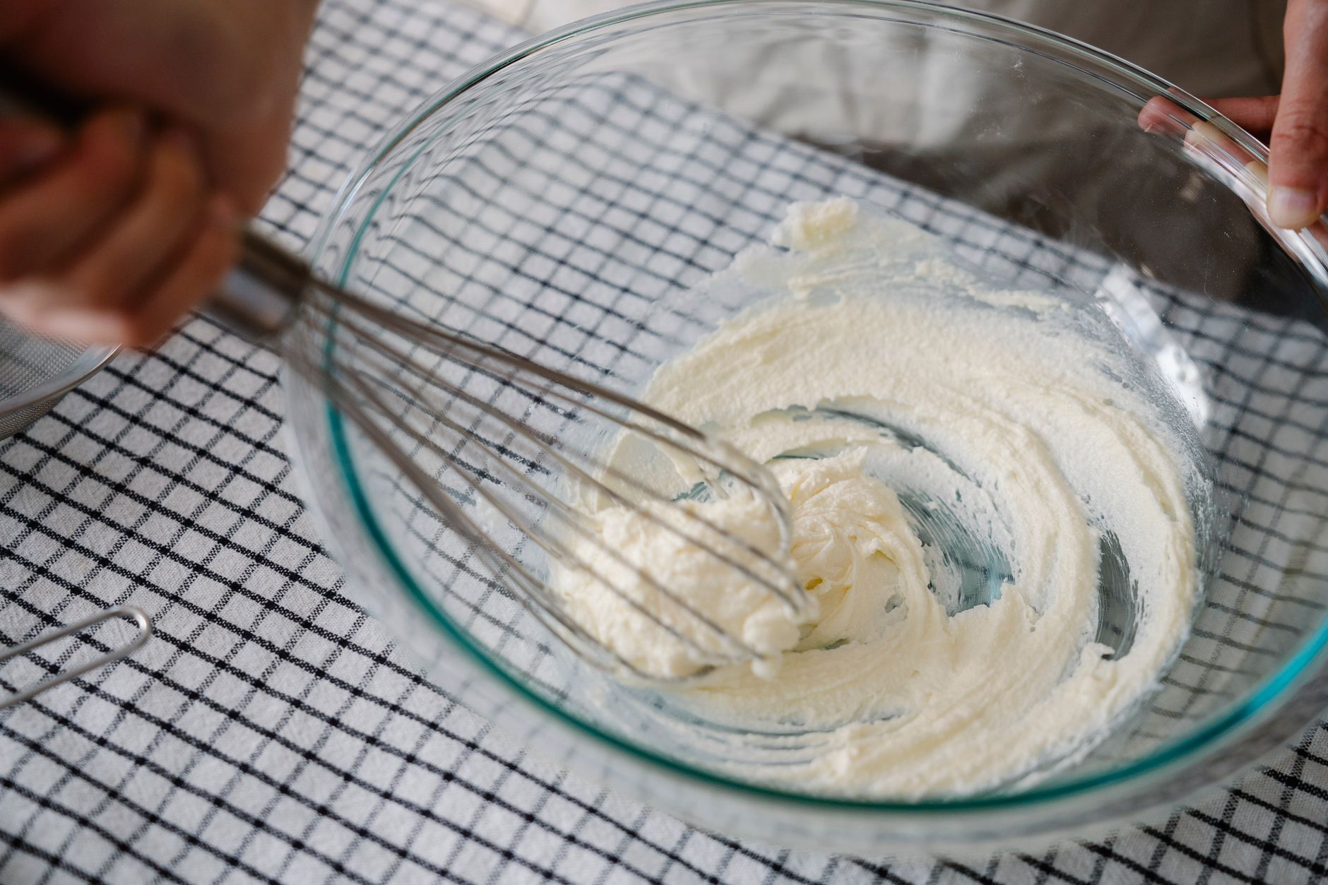 Chantilly ferme qui tient longtemps formant un pic dans un bol en verre